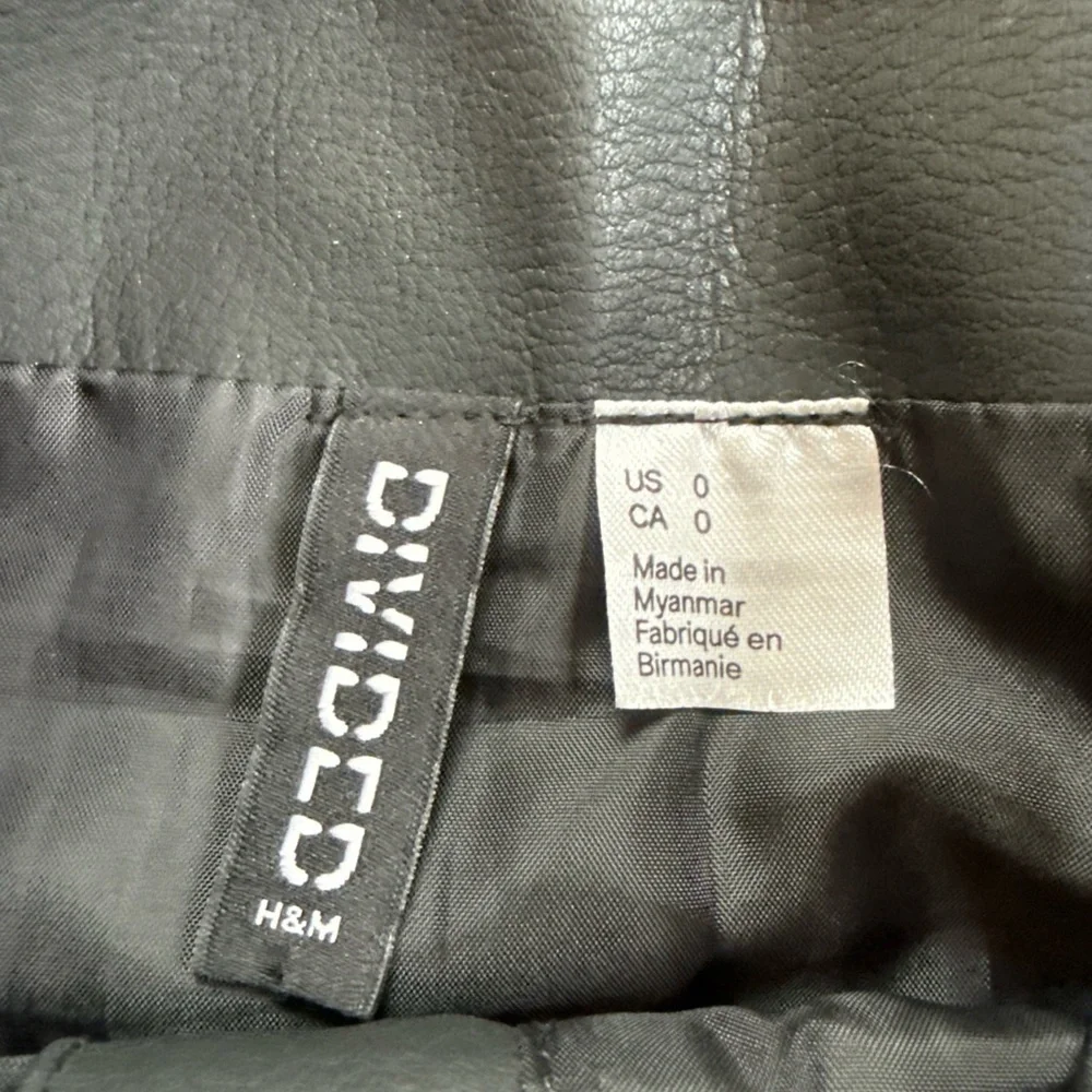Divided By H.M  Womens  Faux Leather Mini Skirt  Black With Silver Zipper Size 0